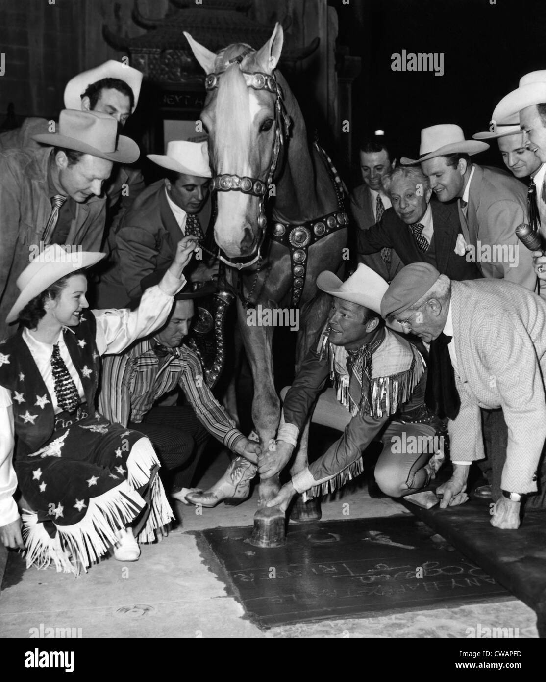 Estrella de cine occidental Roy Rogers (segunda desde la derecha), siendo honrado en el Grauman's Chinese Theater junto con su caballo Trigger, como Foto de stock