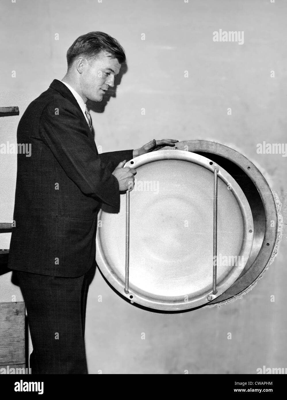 Robert J. Van de Graaff (1901-1967) Físico estadounidense w/atom esféricos de irrupción de terminal, MIT, 29/11/33. Cortesía: CSU Foto de stock