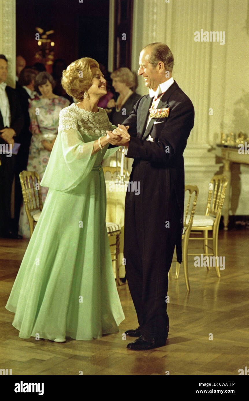 La Primera Dama Betty Ford y el Príncipe Philip bailar después de la cena de estado en honor de la Reina Isabel II y el príncipe Felipe. El 7 de julio Foto de stock