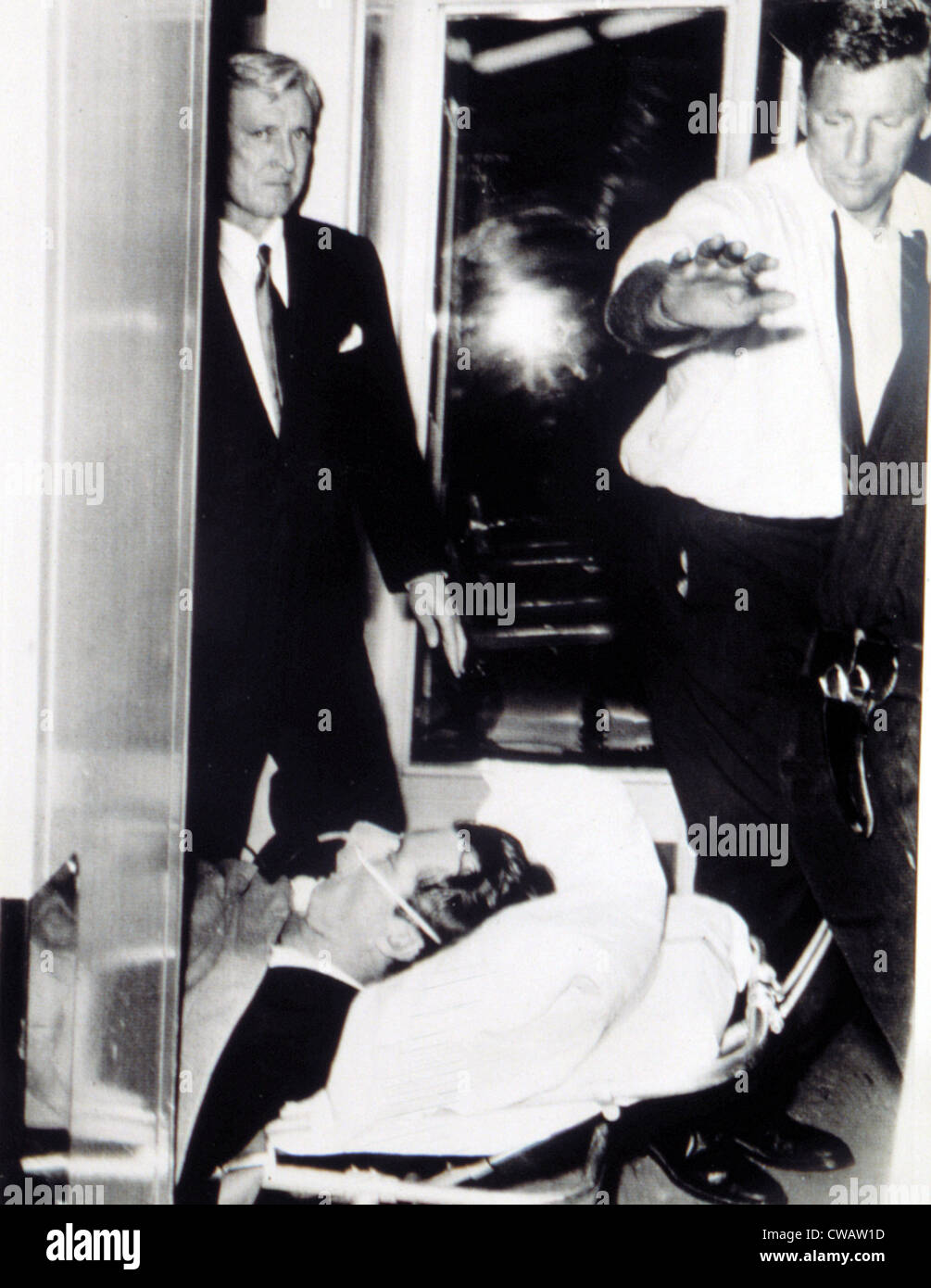 ROBERT KENNEDY, transportado al hospital después de ser baleado, 5 de junio de 1968. Cortesía: CSU Archives / Everett Collection Foto de stock