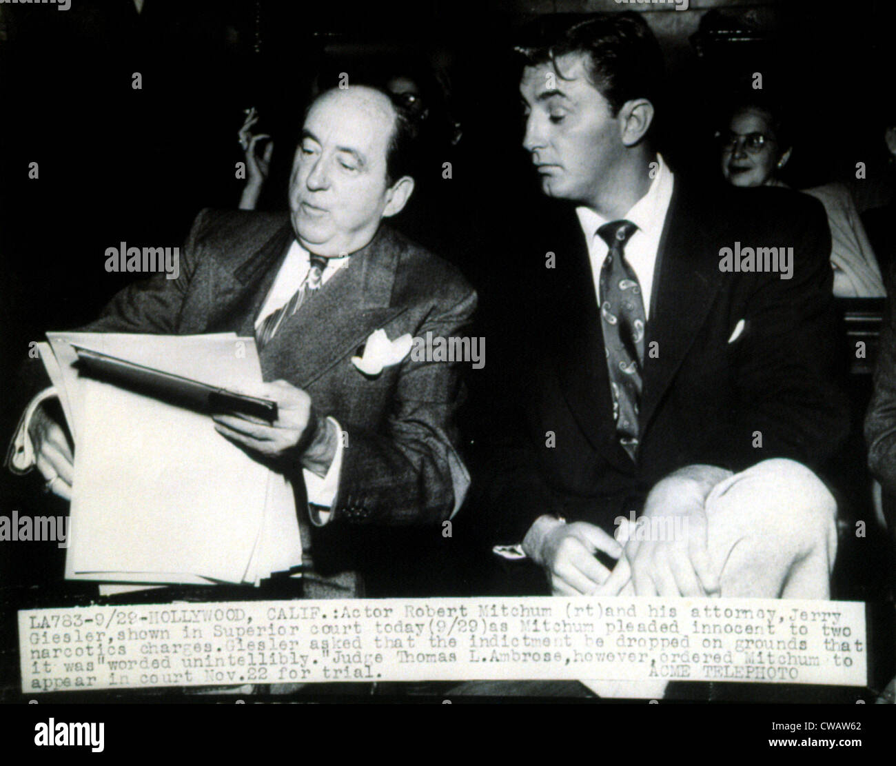 El abogado JERRY GEISLER con cliente Robert Mitchum durante el famoso incidente de narcóticos, 1948". Cortesía: CSU Archives / Foto de stock