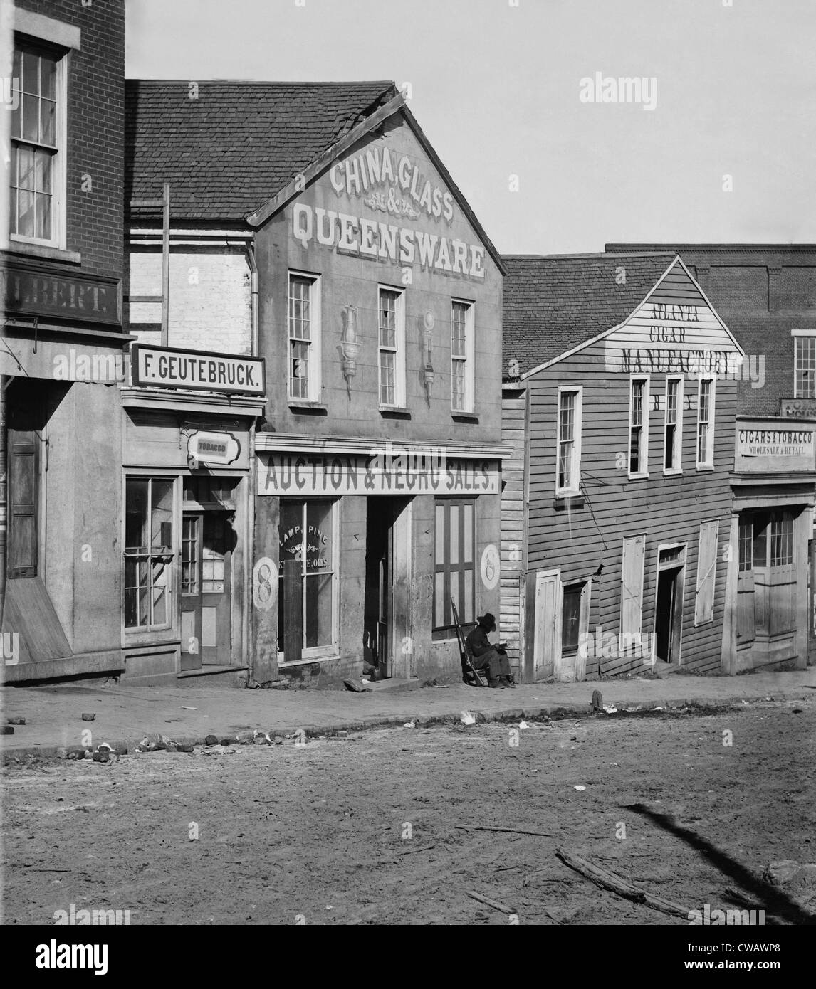 Atlanta, Georgia, la casa de subastas de esclavos durante la Unión General Sherman la ocupación en septiembre-octubre de 1864. Un soldado de la Unión Foto de stock