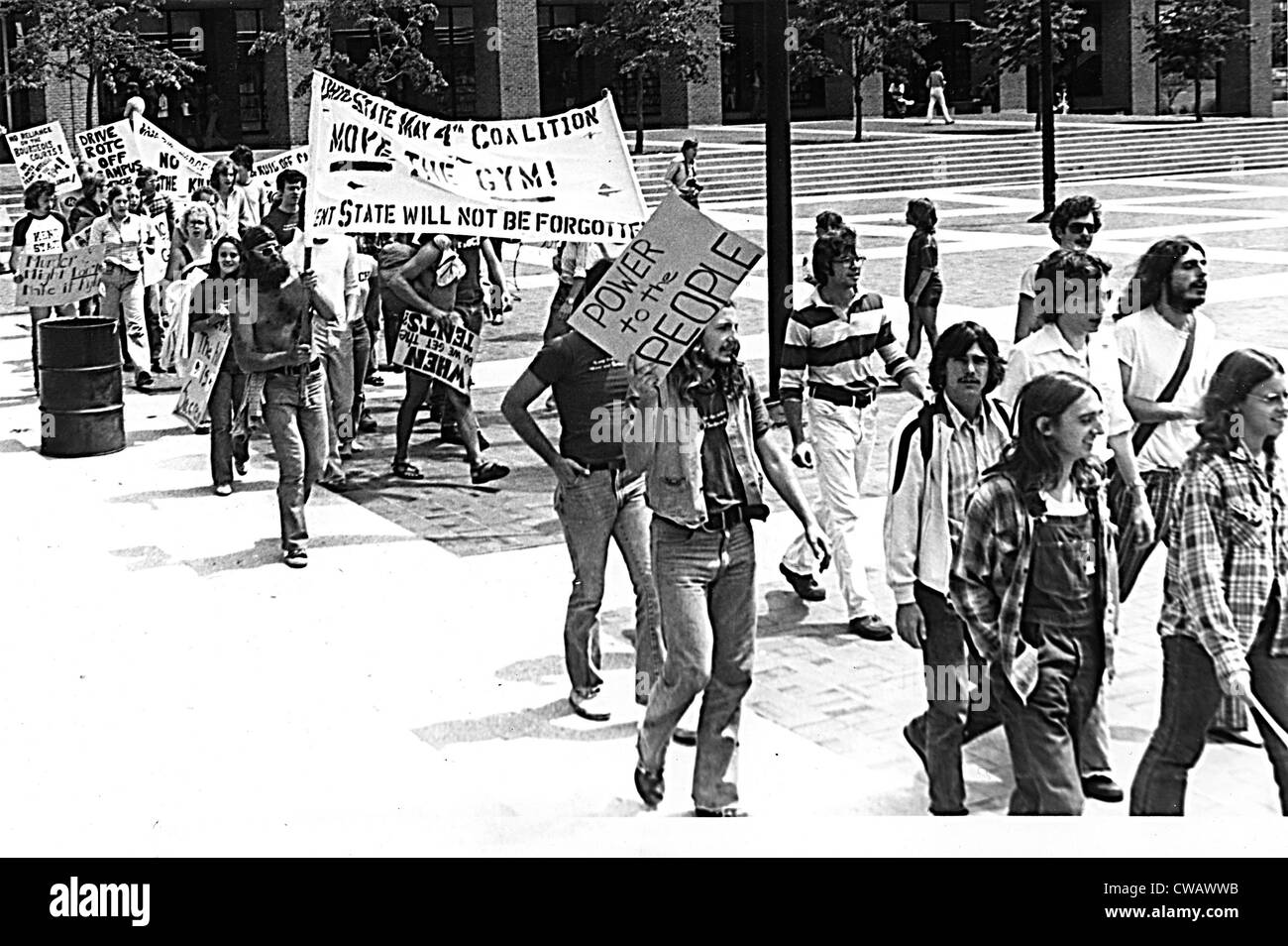 La Kent State University, el 4 de mayo los miembros de la coalición de marzo hacia Manta Hill, tras la valla va a KSU, 7/26/77. Cortesía de: Foto de stock
