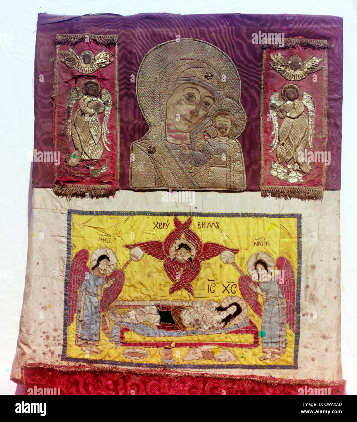 Nuestra Señora de Kazán, cintas de damasco carmesí bordado en oro, representa a la Madre de Dios de Kazan, cosido con oro, circa 1600. Foto de stock