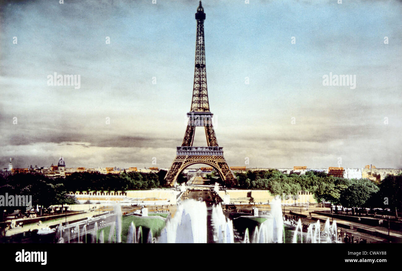 La Torre Eiffel, en París, c. 1920. Foto de stock