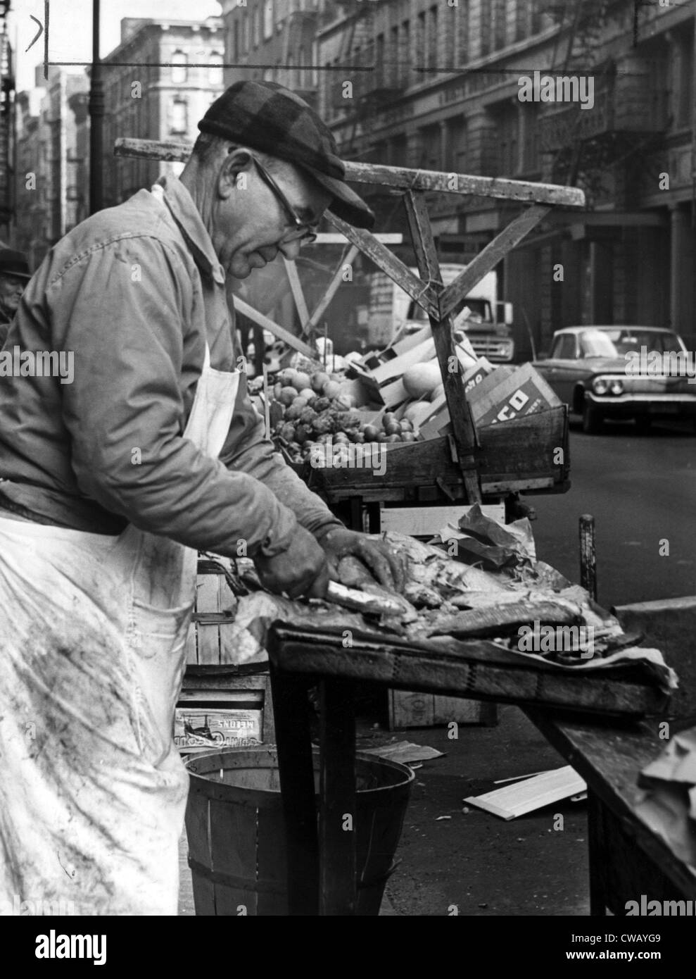 Little Italy, Charles Catalano limpiando pescado en su carretilla en Hester & Mott streets, New York City, New York; foto por Foto de stock