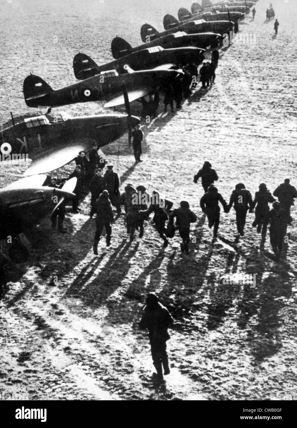 La II Guerra Mundial, los pilotos de la Real Fuerza Aérea británica ejecutando a sus aviones de combate durante la Batalla de Inglaterra, 1940. Foto de stock
