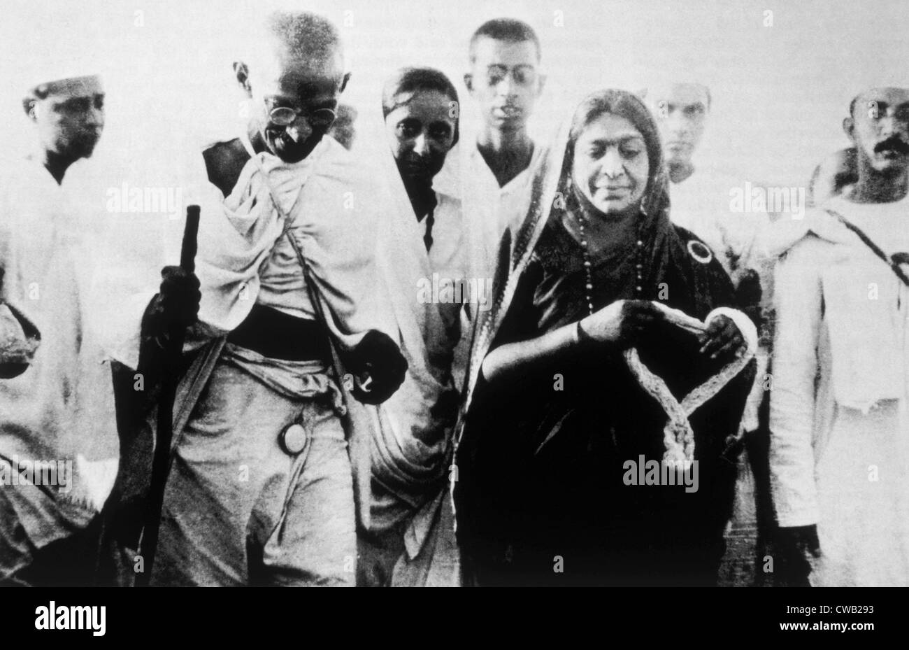 Mahatma Gandhi con sus seguidores en la marcha de la sal, 1930 Foto de stock