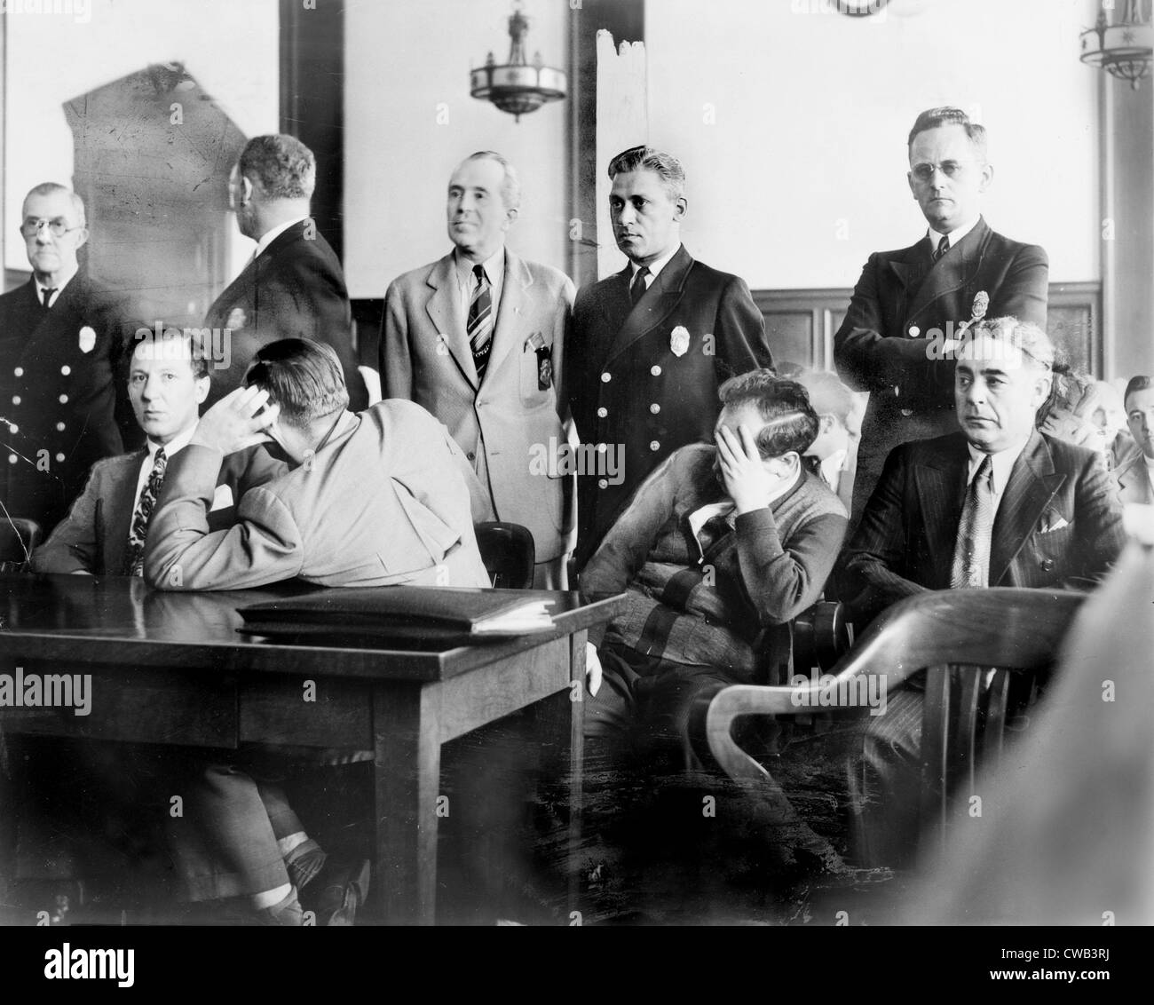 Louis Buchalter en juicio por asesinato, Louis "Lepke" Buchalter (sentado, a la izquierda), Emanuel 'Mendy" Weiss (cubriendo la cara, segundo desde Foto de stock