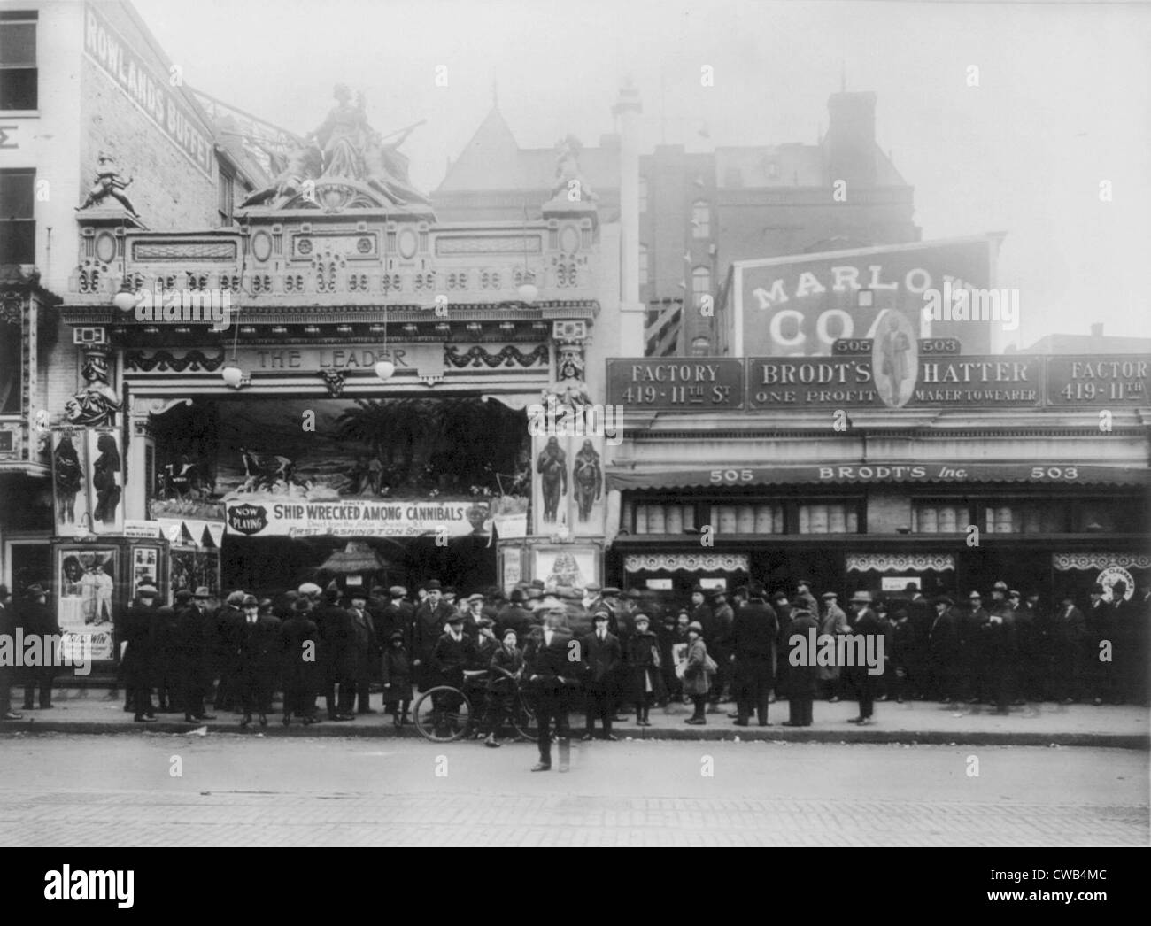 El cine, el teatro, el líder de la Lujuria mostrando náufragos entre caníbales, Washington DC., fotografía de 1920. Foto de stock