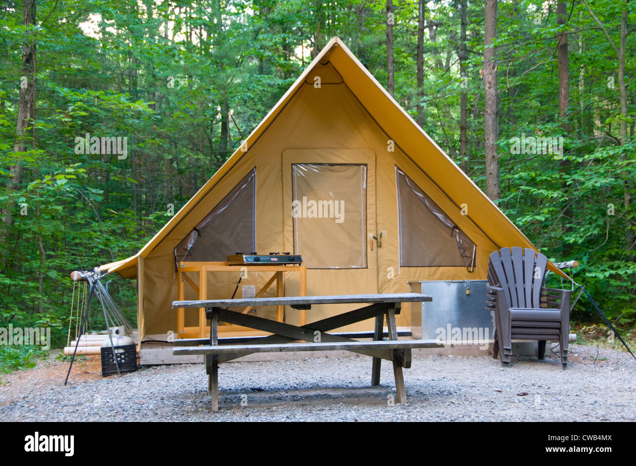 Camping quebec huttopia tent fotografías e imágenes de alta resolución -  Alamy