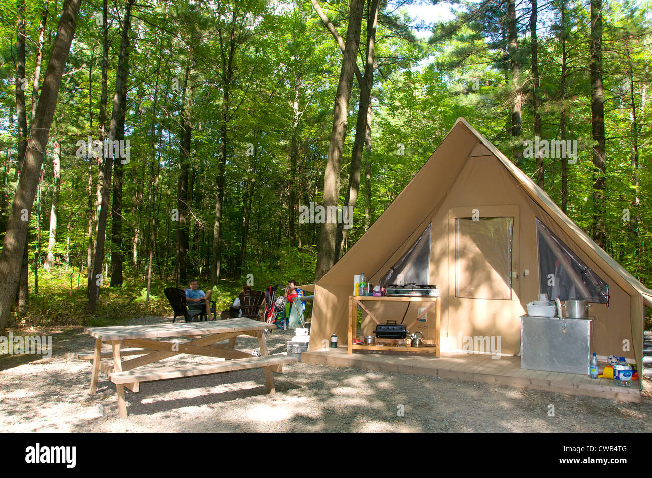 Camping quebec huttopia tent fotografías e imágenes de alta resolución -  Alamy