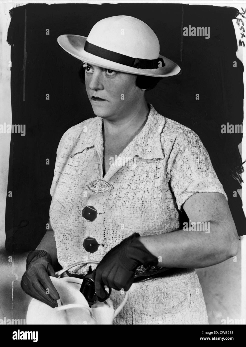 María Inés Shanley, detective de la ciudad de Nueva York, retrato de media longitud, mirando hacia la izquierda, tirando de una pistola de su bolso Foto de stock