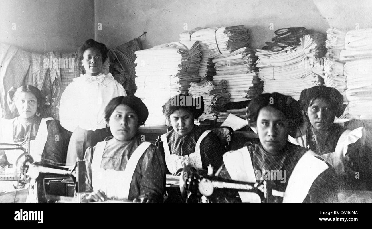 Nativos Americanos clase de costura a las niñas en la Escuela India de Bismark, Dakota del Norte. 1909 -1920 Foto de stock