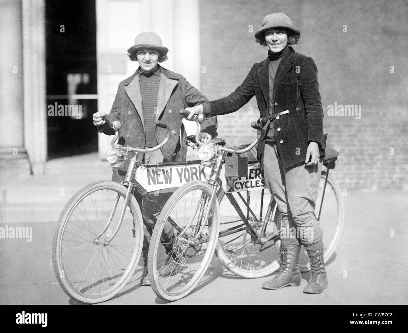 Bicicleta. Beverly Bayard & Lorline Davis con bicicletas, ca. 1920  Fotografía de stock - Alamy