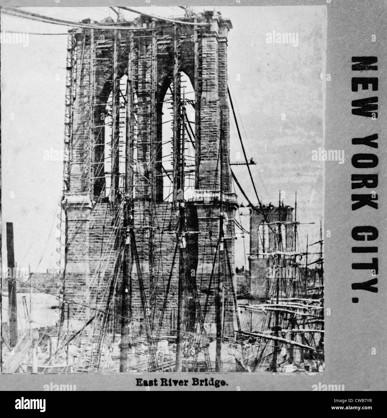 La construcción del Puente de Brooklyn. Vista cercana de la construcción del Puente de Brooklyn, a lo largo de East River, la ciudad de Nueva York. 1880 Foto de stock