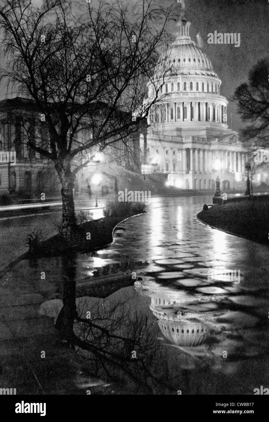 Vista del Capitolio de EE.UU., por la noche, bajo la lluvia, circa 1919 Foto de stock