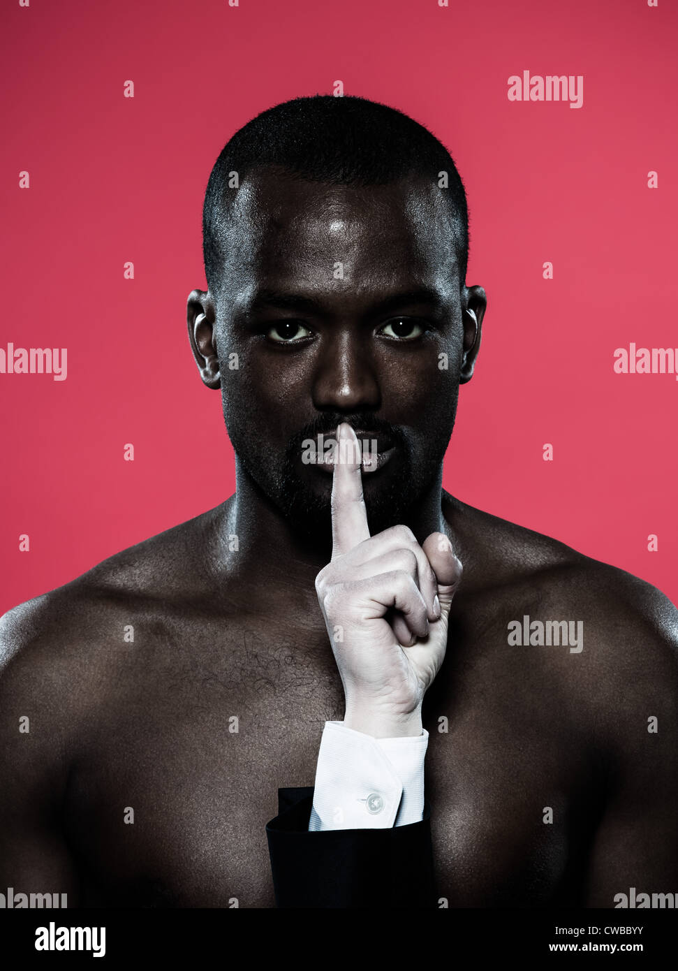 Un hombre africano la mano sobre su boca la libertad de expresión concepto Foto de stock