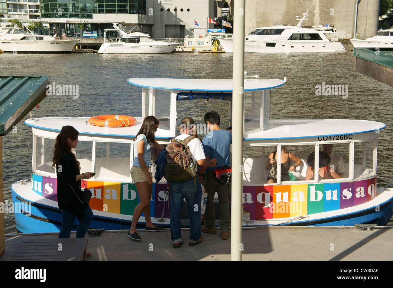 La gente de embarque del aquabus ferry, la isla de Granville, Vancouver, British Columbia, Canadá Foto de stock