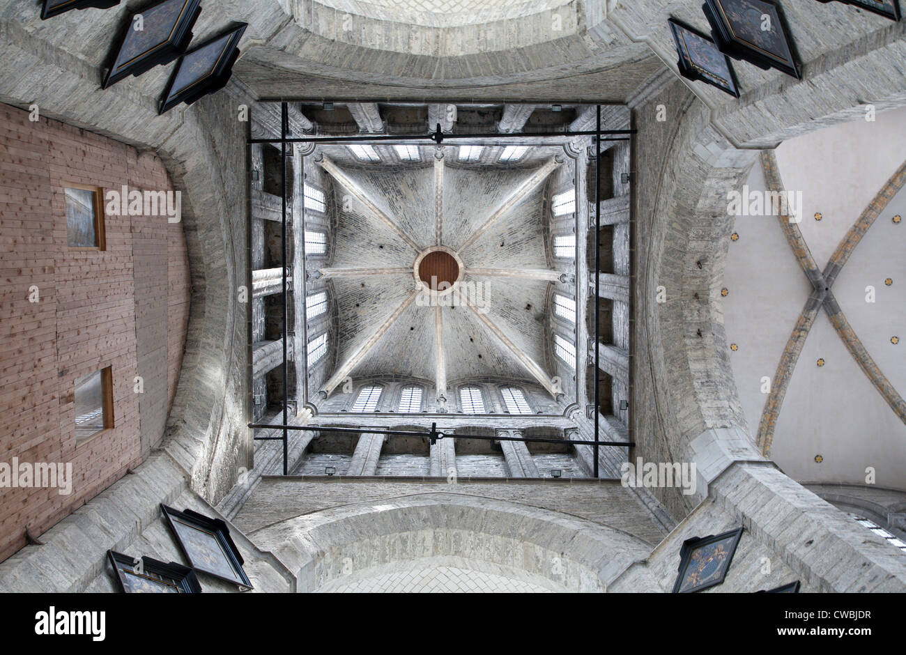 Gante: interior de la torre de st. La iglesia de San Nicolas Foto de stock