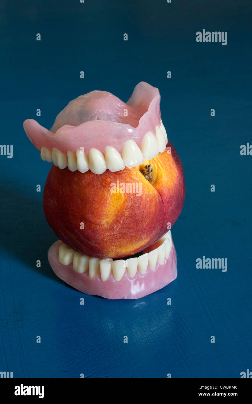 Un conjunto de dientes postizos Fotografía de stock - Alamy