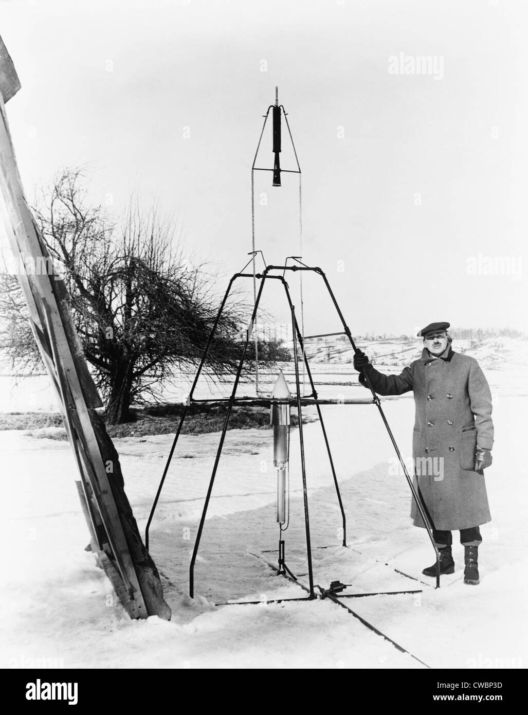Robert H. Goddard (1882-1945), de pie junto a el primer cohete de combustible líquido antes de su lanzamiento con éxito el 16 de marzo de 1926. Foto de stock