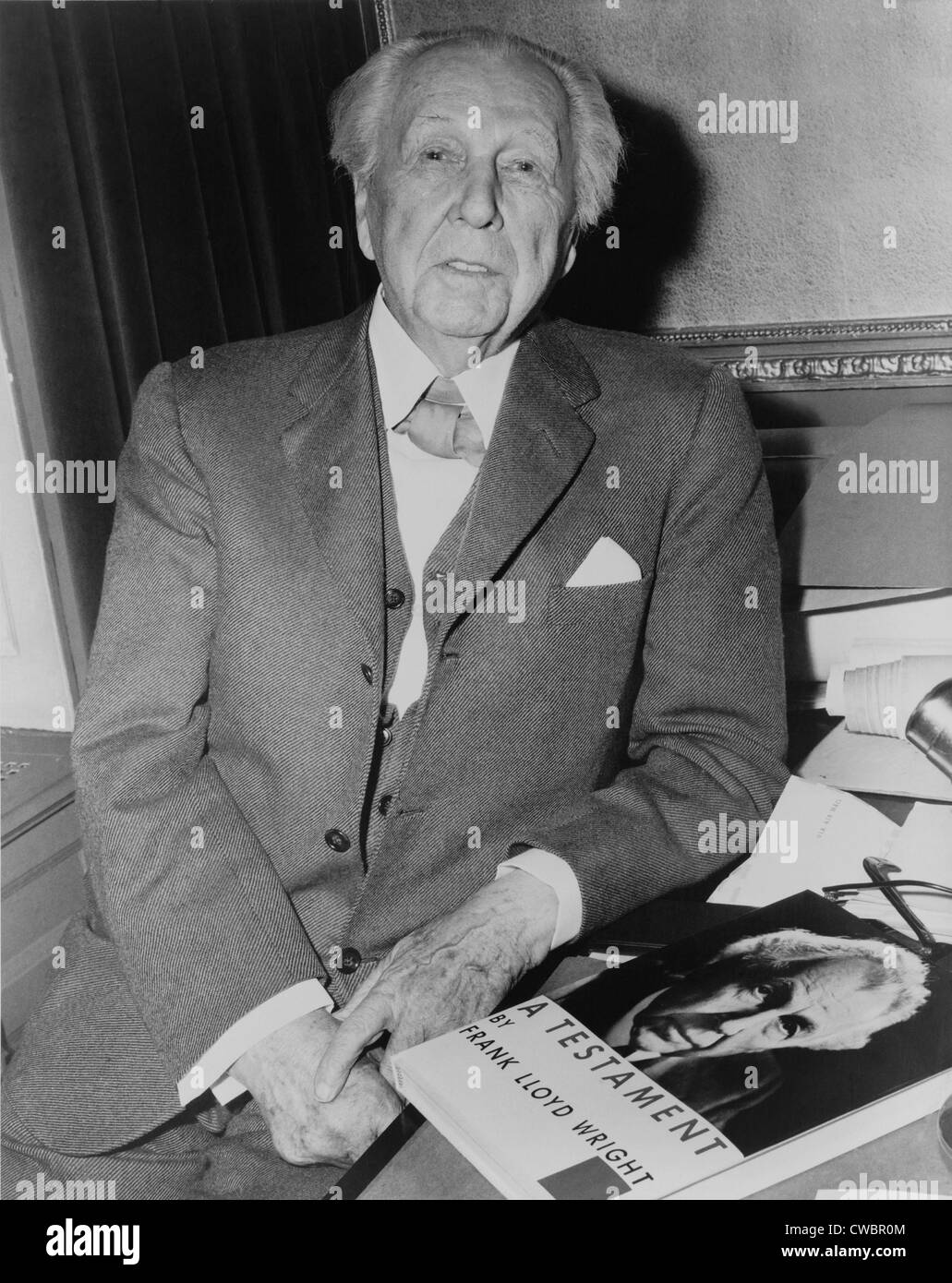 Frank Lloyd Wright (1867-1959), arquitecto americano con su libro de 1957, un testamento, una autobiografía artística y sumatoria de Foto de stock