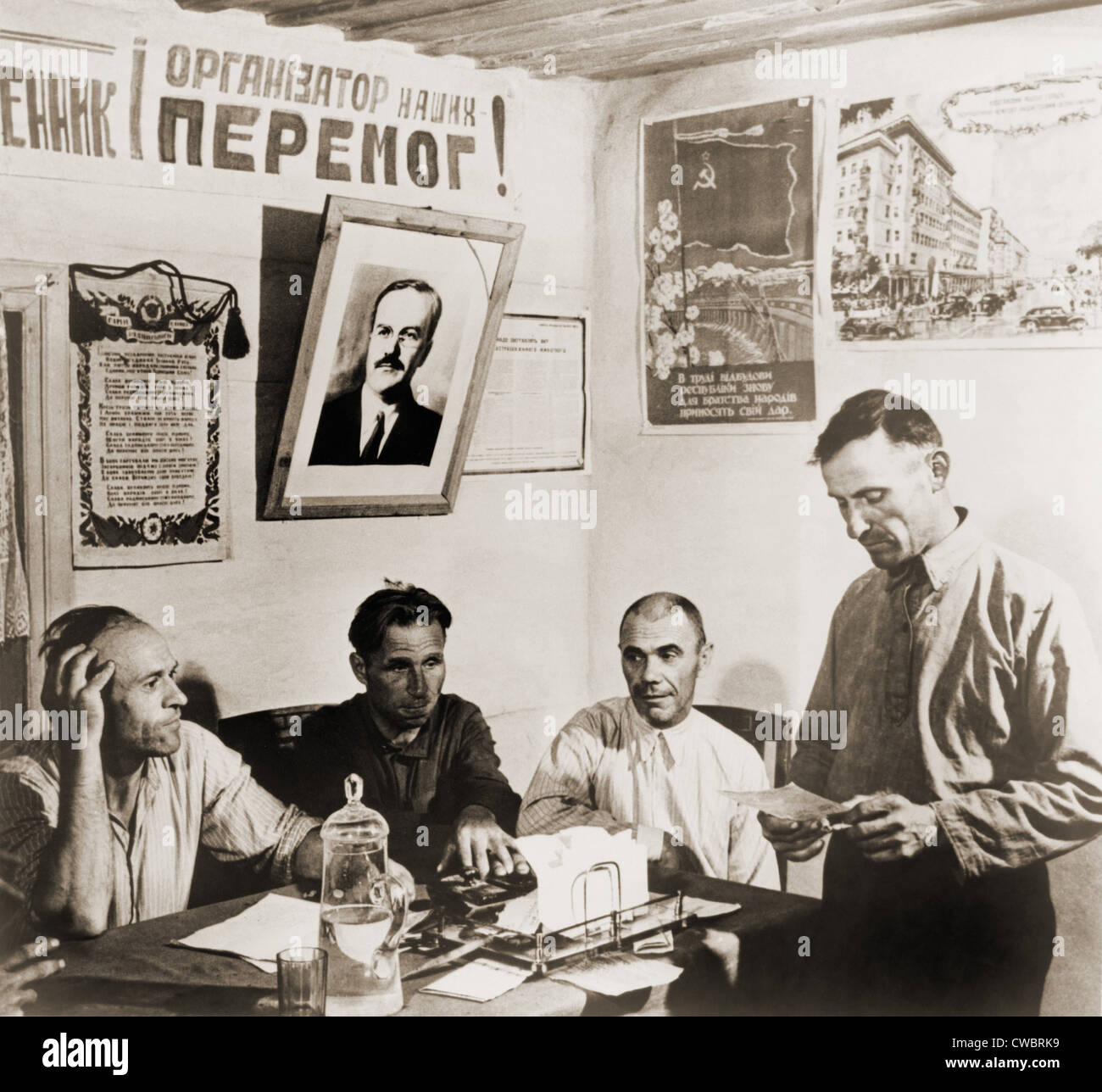 En una granja de la colección de la era soviética en Rusia, los miembros de la comisión de gobierno se reúnen para debatir sobre la producción y la gestión de las explotaciones. Foto de stock