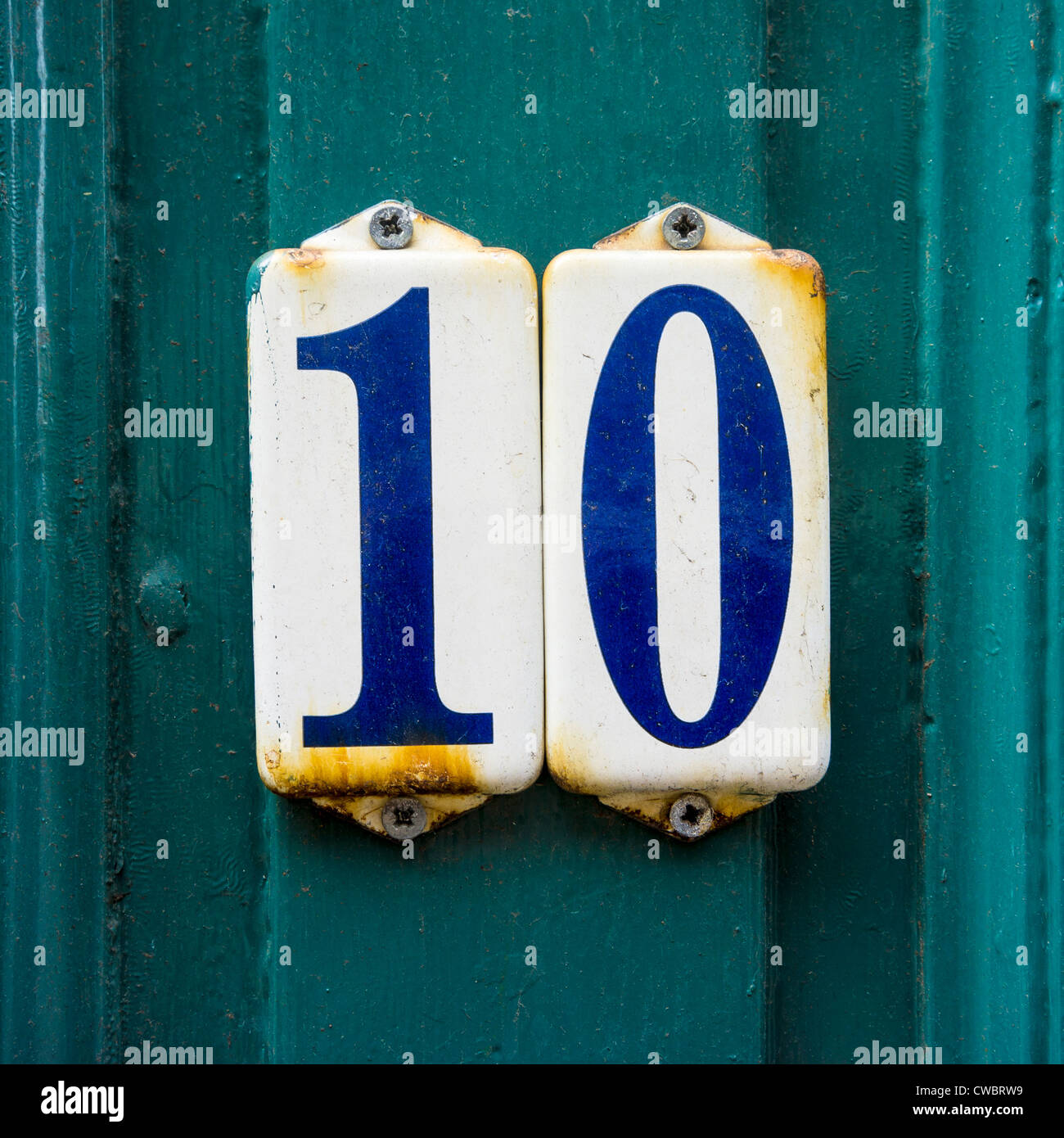 El número de la casa diez separados en dos placas esmaltadas. Foto de stock