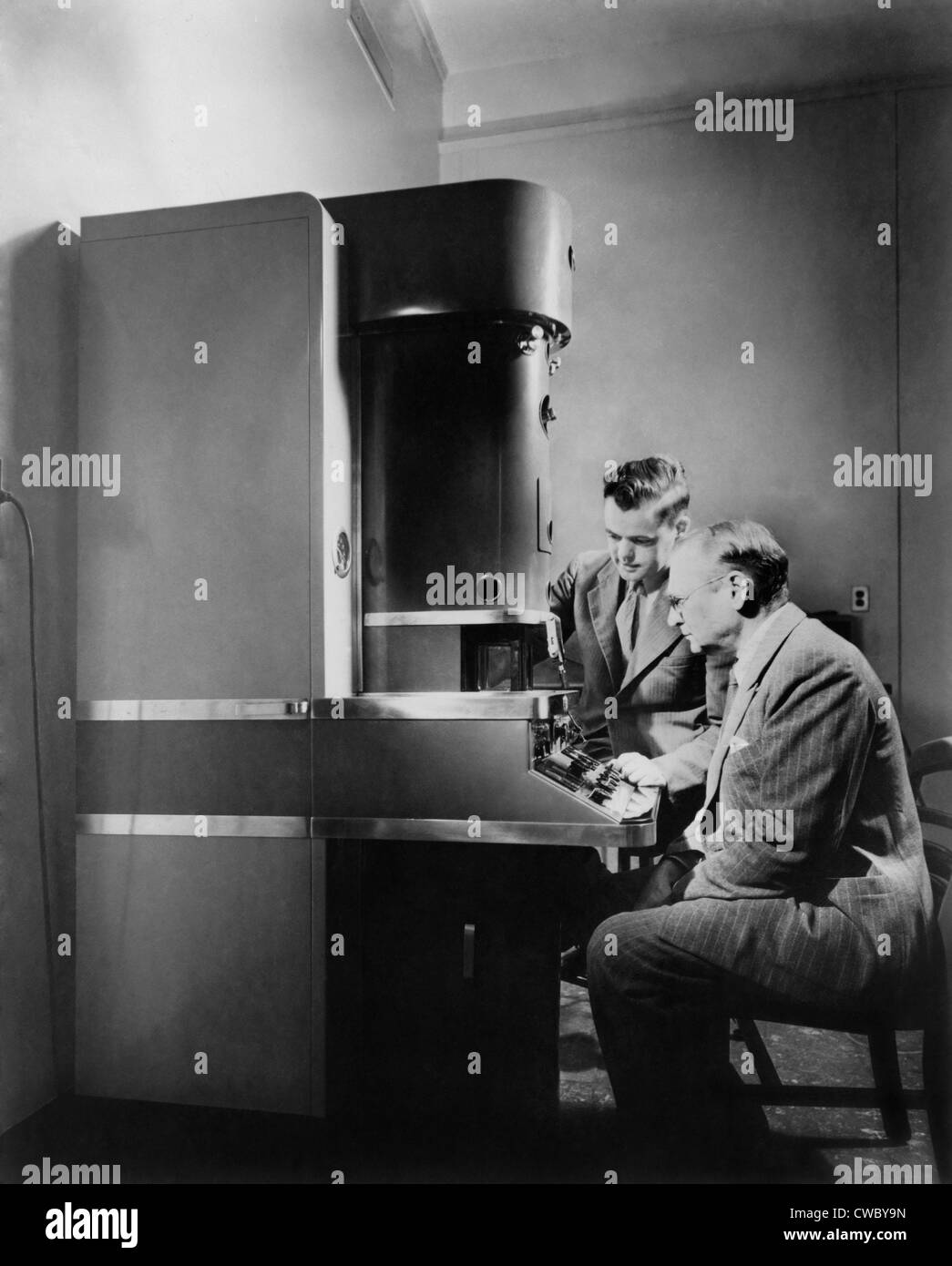 Dr. V.K. Zworykin y el Dr. James Hillier de Laboratorios RCA al microscopio  electrónico. Se inventó en el año 1930, sobrepasó Fotografía de stock -  Alamy