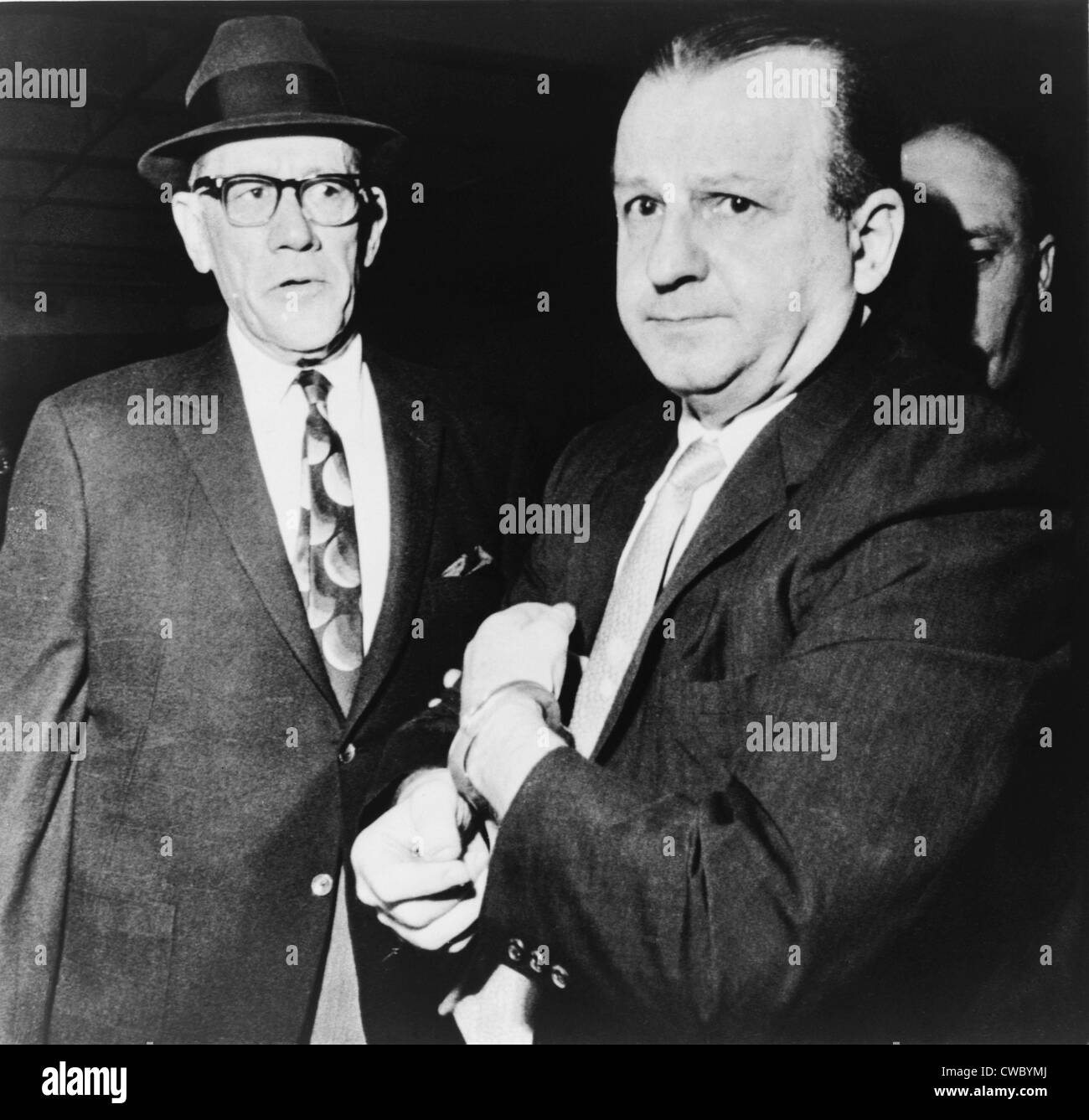 Esposados Jack Ruby, asesino de JFK asesino Lee Harvey Oswald, escoltado por el Sheriff del Condado de Dallas Bill Decker, una cordura Foto de stock