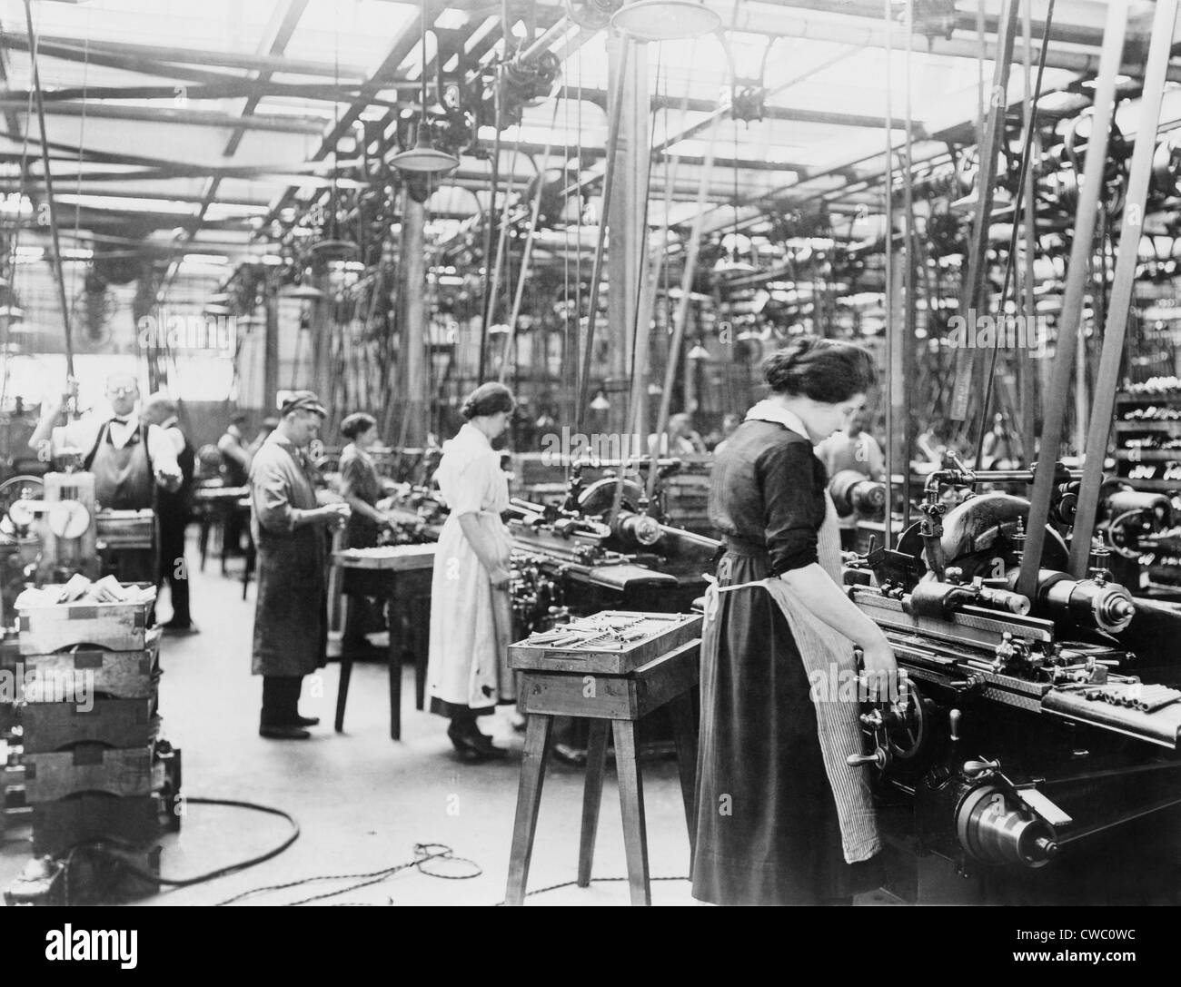 Las mujeres moliendo barriles de calibre 45 automática en Colt, la patente de planta de armas de fuego, Hartford, Connecticut, entre 1914 y 1918. Foto de stock
