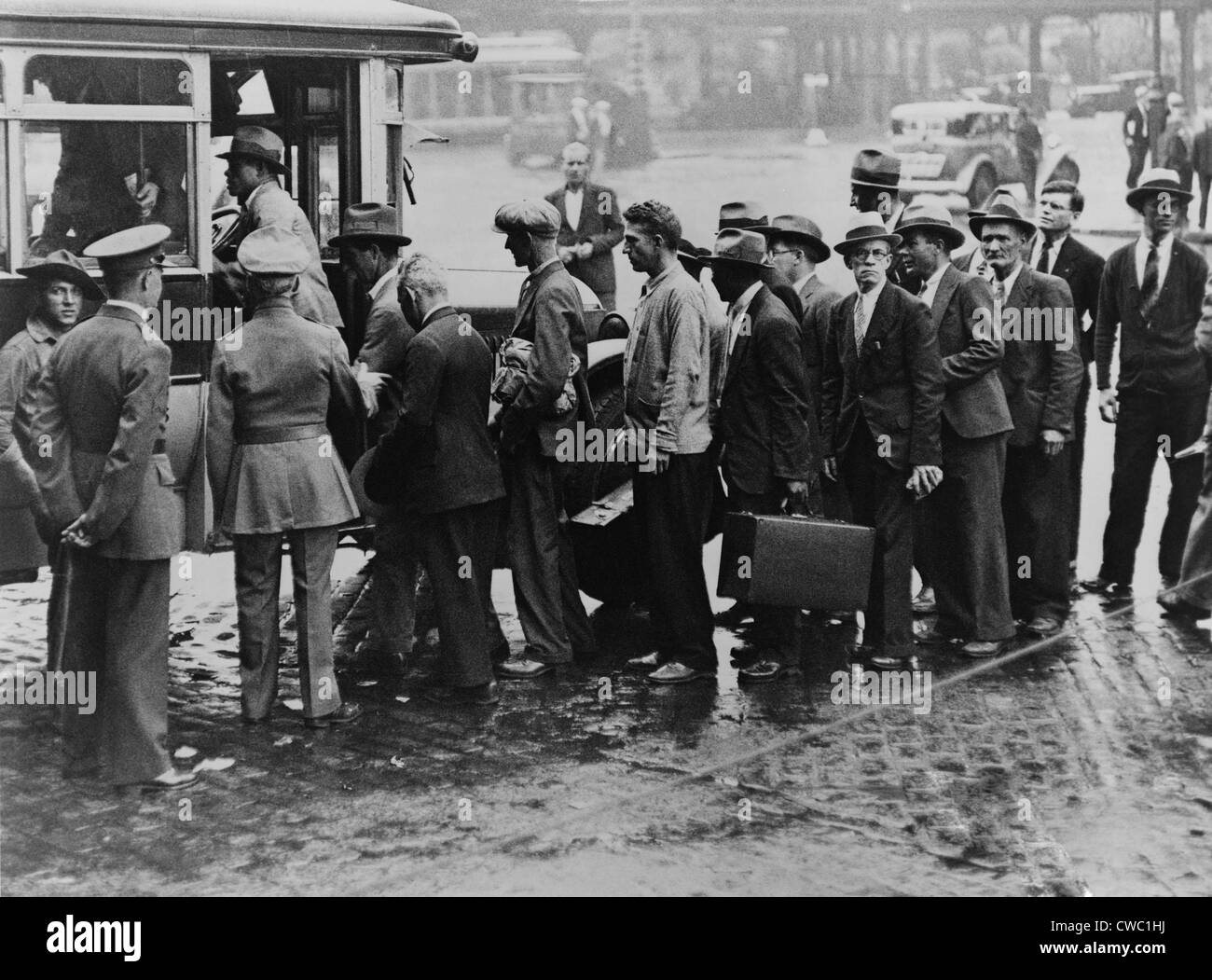 Los veteranos de la I Guerra Mundial a bordo de un autobús de la ciudad de Nueva York a Fort Batería Slocum, a unas 40 millas de distancia para Foto de stock