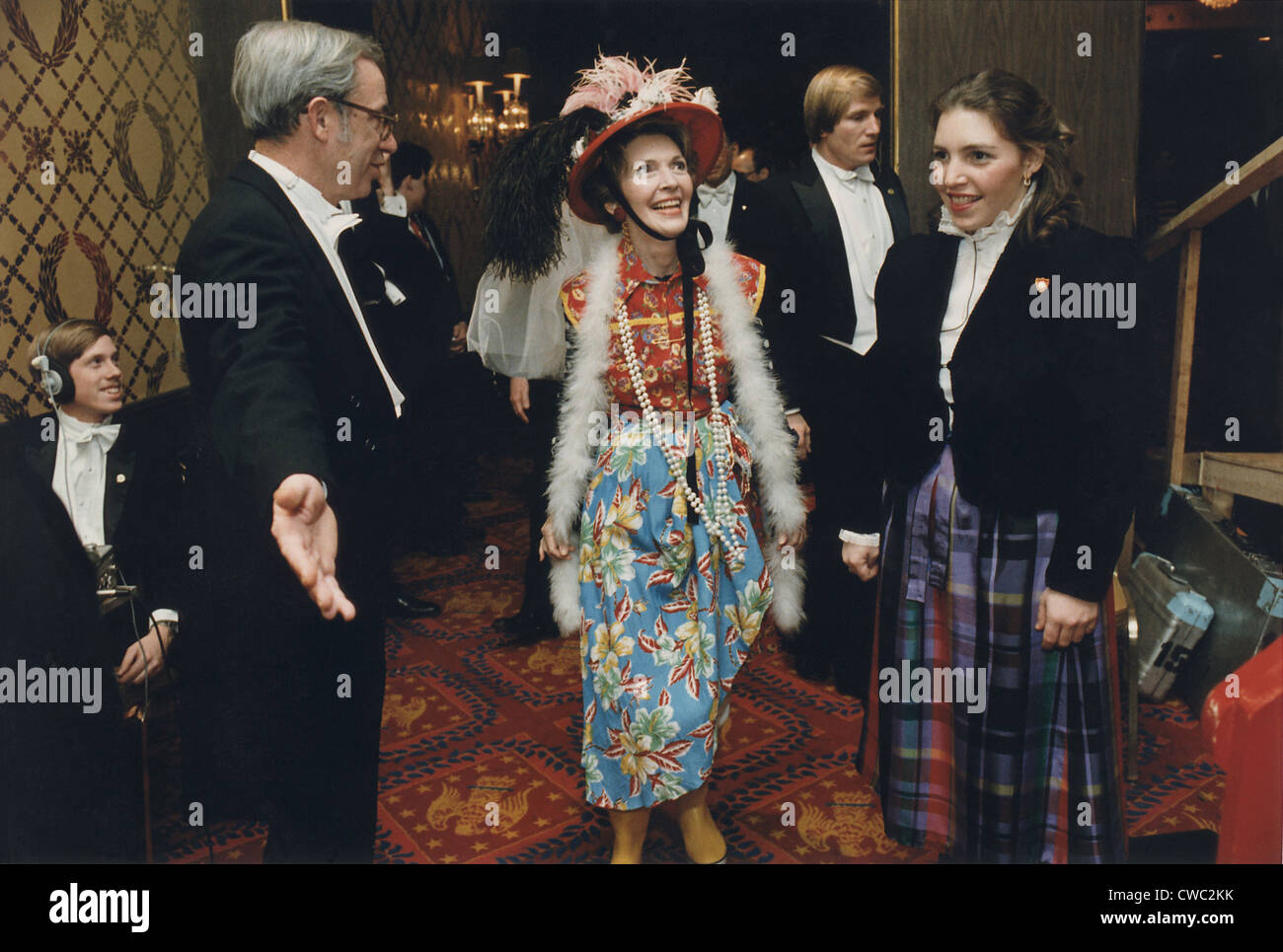 Nancy Reagan en su ropa de "segunda mano" de vestuario para el Gridiron  Club. Cantó a la melodía de "segunda mano" y rompieron rosas Fotografía de  stock - Alamy