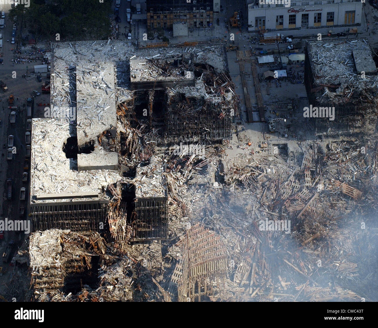 Las ruinas de los edificios del World Trade Center se derrumbó tras los ataques terroristas del 11 de septiembre en la Ciudad de Nueva York. El 19 de septiembre de 2001, Foto de stock