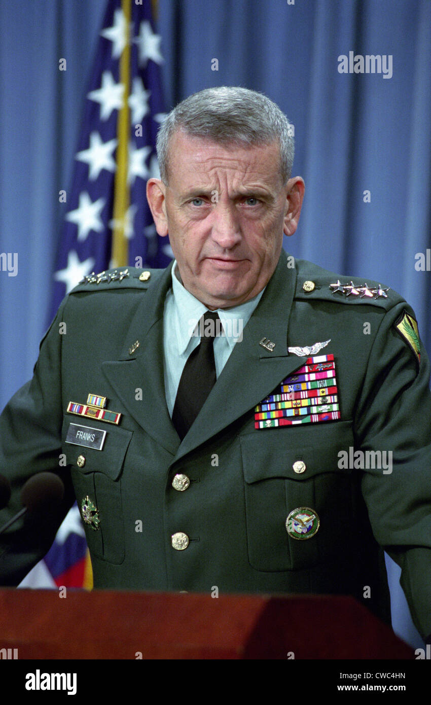 El General Tommy Franks, Comandante del Comando Central estadounidense en Afganistán celebra una conferencia de prensa en el Pentágono en Washington D.C. Foto de stock