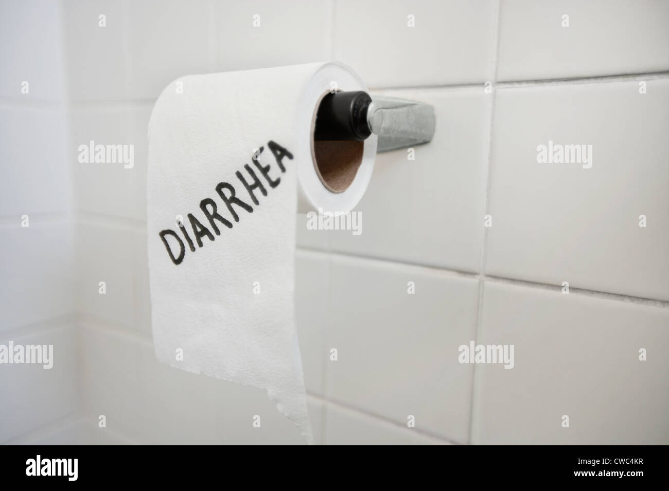 Close-up de rollo de papel higiénico con diarrea escrito en el baño. Foto de stock