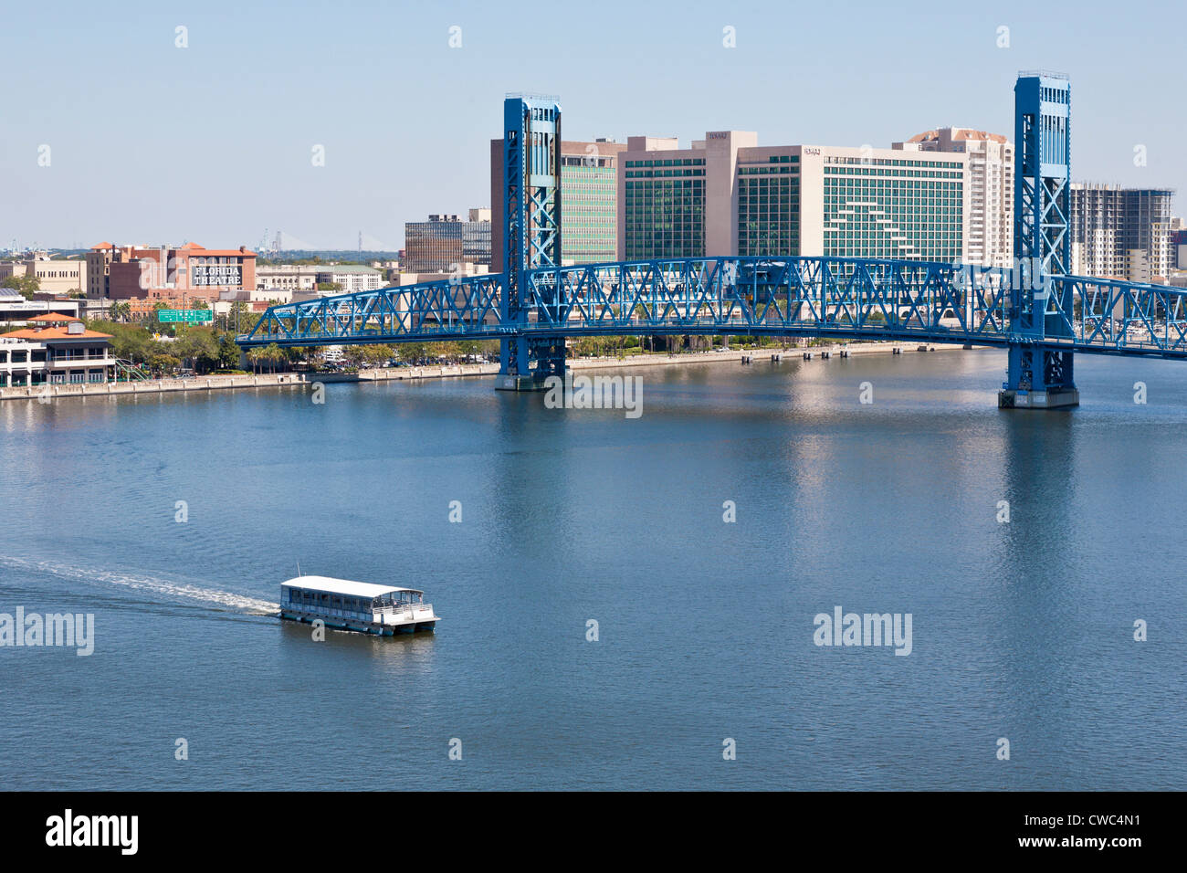 Watertaxi en St. Johns River cerca del Puente de la calle principal en el centro de Jacksonville, FL. Foto de stock