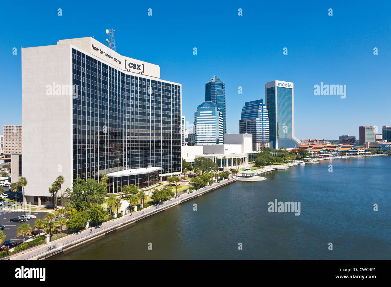 Edificio de Transportes CSX en el Northbank Riverwalk en el centro de Jacksonville, FL. Foto de stock