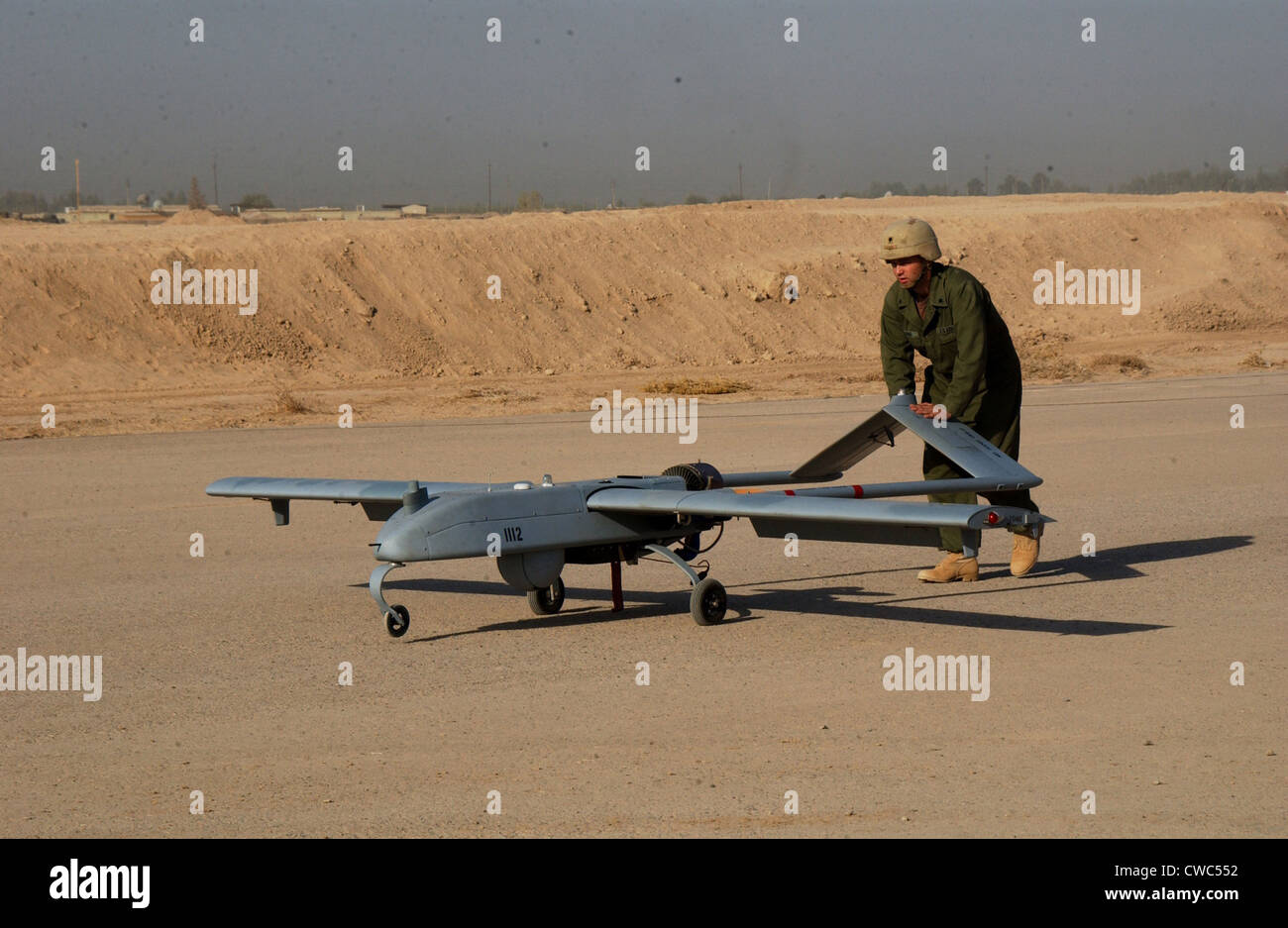 Soldado del Ejército estadounidense con un batallón de inteligencia recupera un vehículo aéreo no tripulado tras una misión sobre el Iraq Baqubah Foto de stock