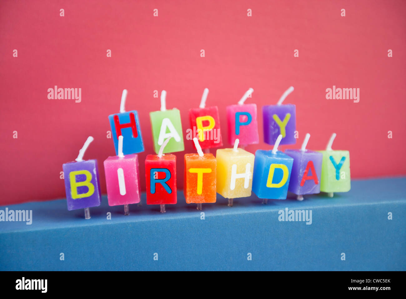 Apagado de velas de cumpleaños sobre fondo de color Foto de stock