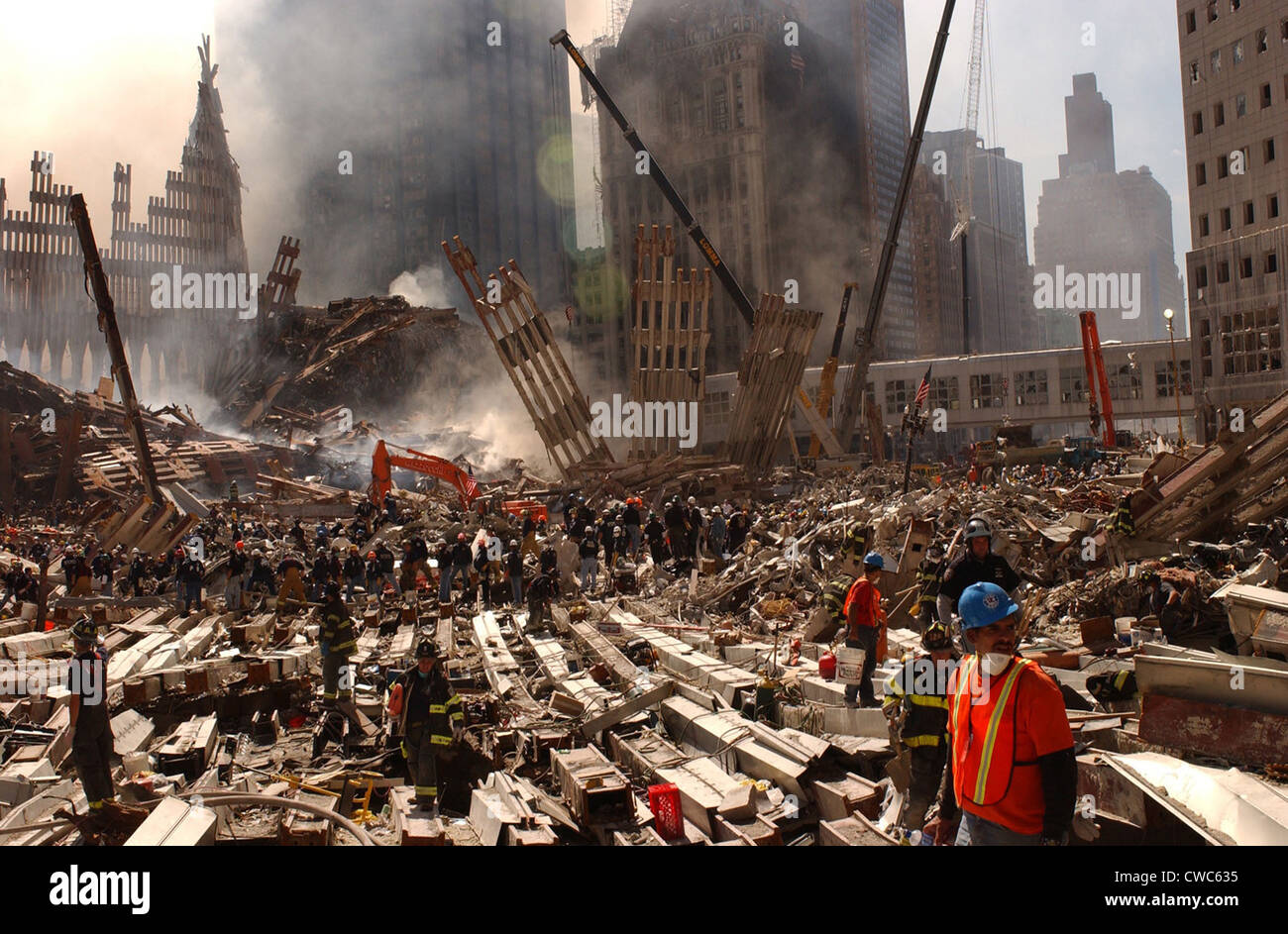 Los trabajadores de rescate y los bomberos en los escombros del World Trade Center dos días después de los ataques terroristas del 11 de septiembre en el TPS. 13 Foto de stock