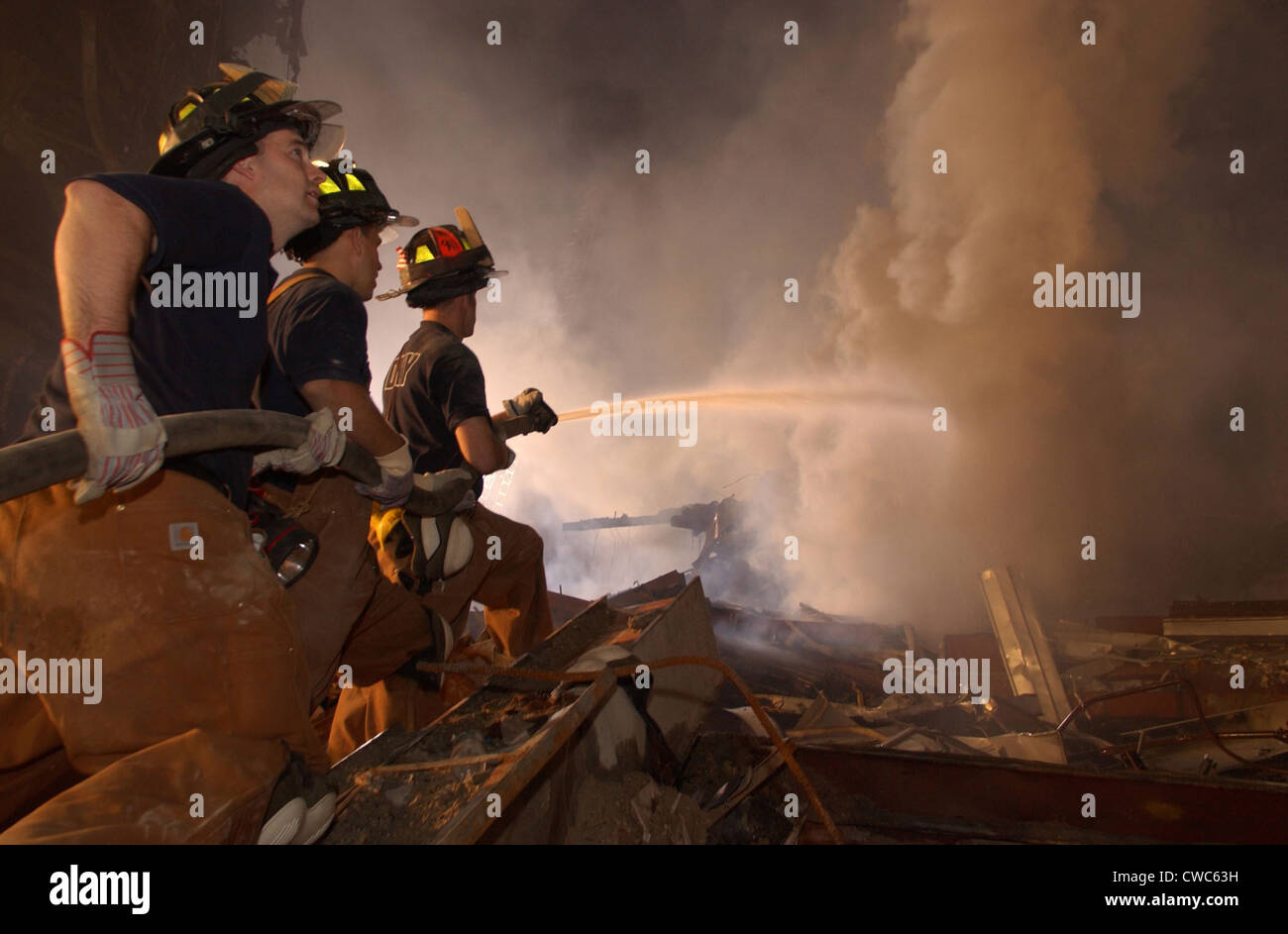 Bomberos de Nueva York a continuar la batalla arde en la Zona Cero, ocho días después de los ataques terroristas del 11 de septiembre. El 19 de septiembre de 2001. Foto de stock