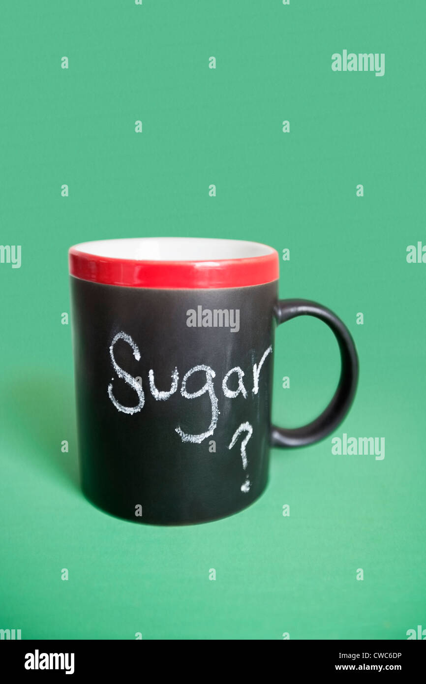 Taza de café con un texto sobre fondo de color Foto de stock