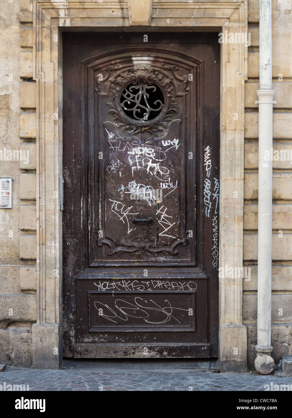 Una puerta en el interior de la ciudad de París, dañados por el vandalismo de grafito Foto de stock