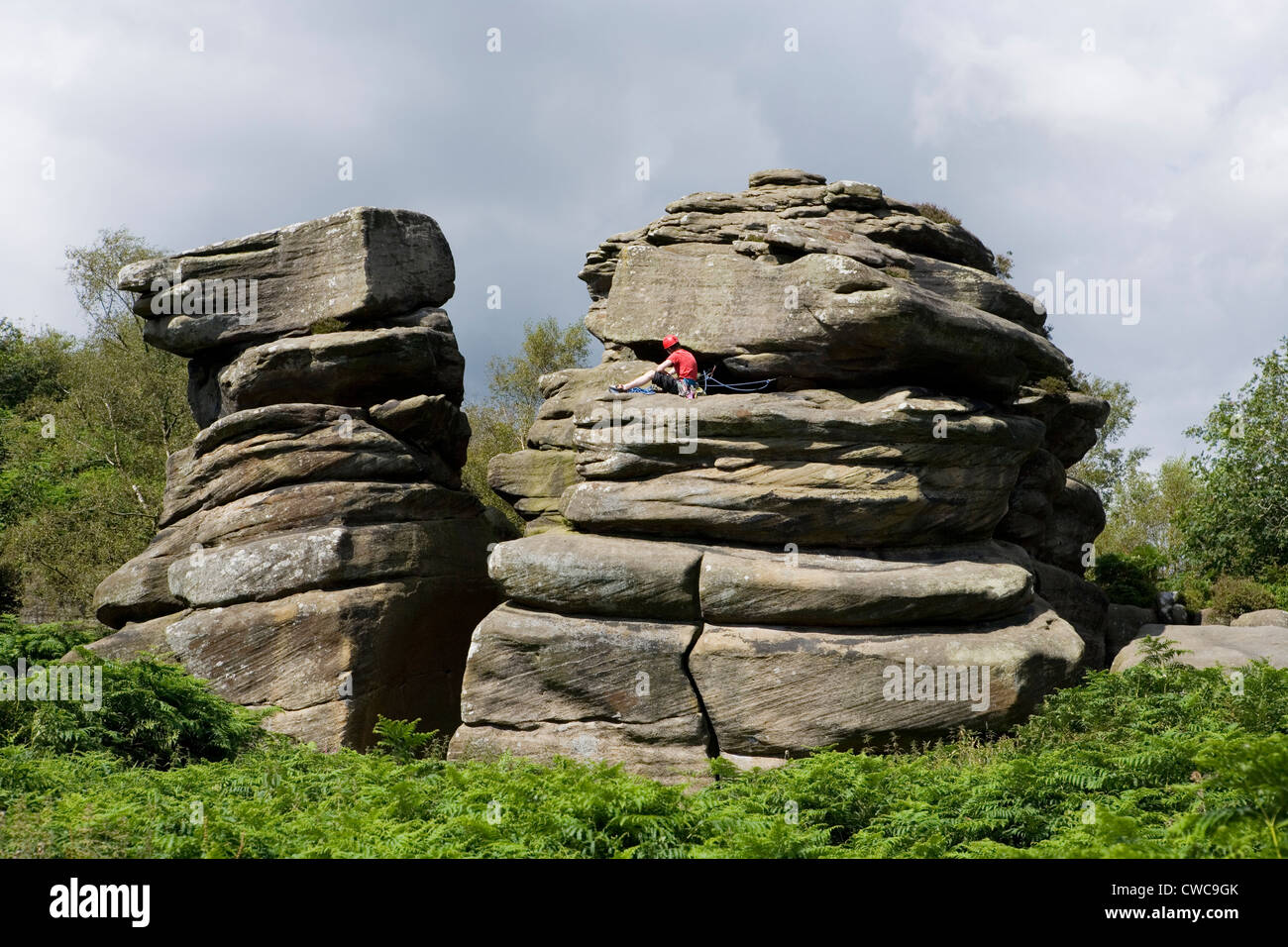Escalador en Brimham Rocks National Trust Foto de stock