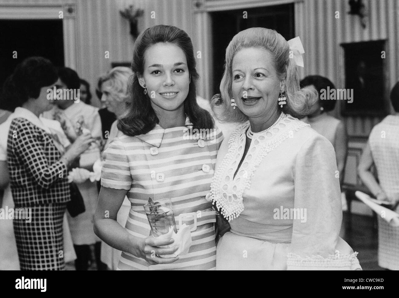 Julie Nixon Eisenhower Con Martha Mitchell El Extrovertido Y Excentrico Esposa De Administracion Nixon Insider Procurador General Fotografia De Stock Alamy