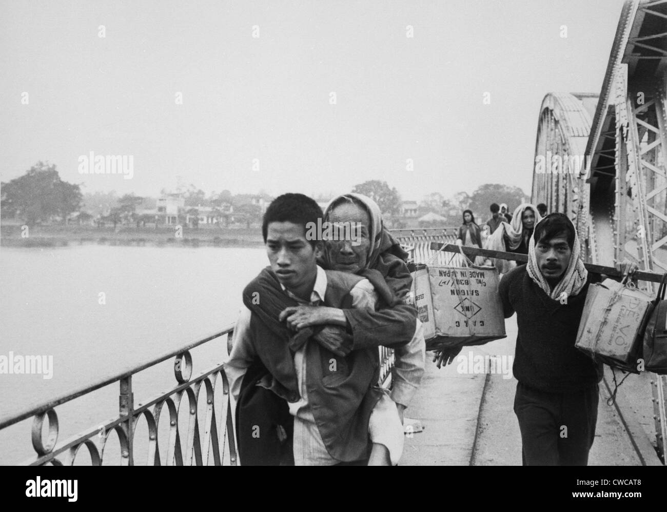 Los refugiados huyen Ofensiva Tet en Hue. Los refugiados huyen Hue cruzando el Río Perfume antes de que el puente fue destruido por Foto de stock