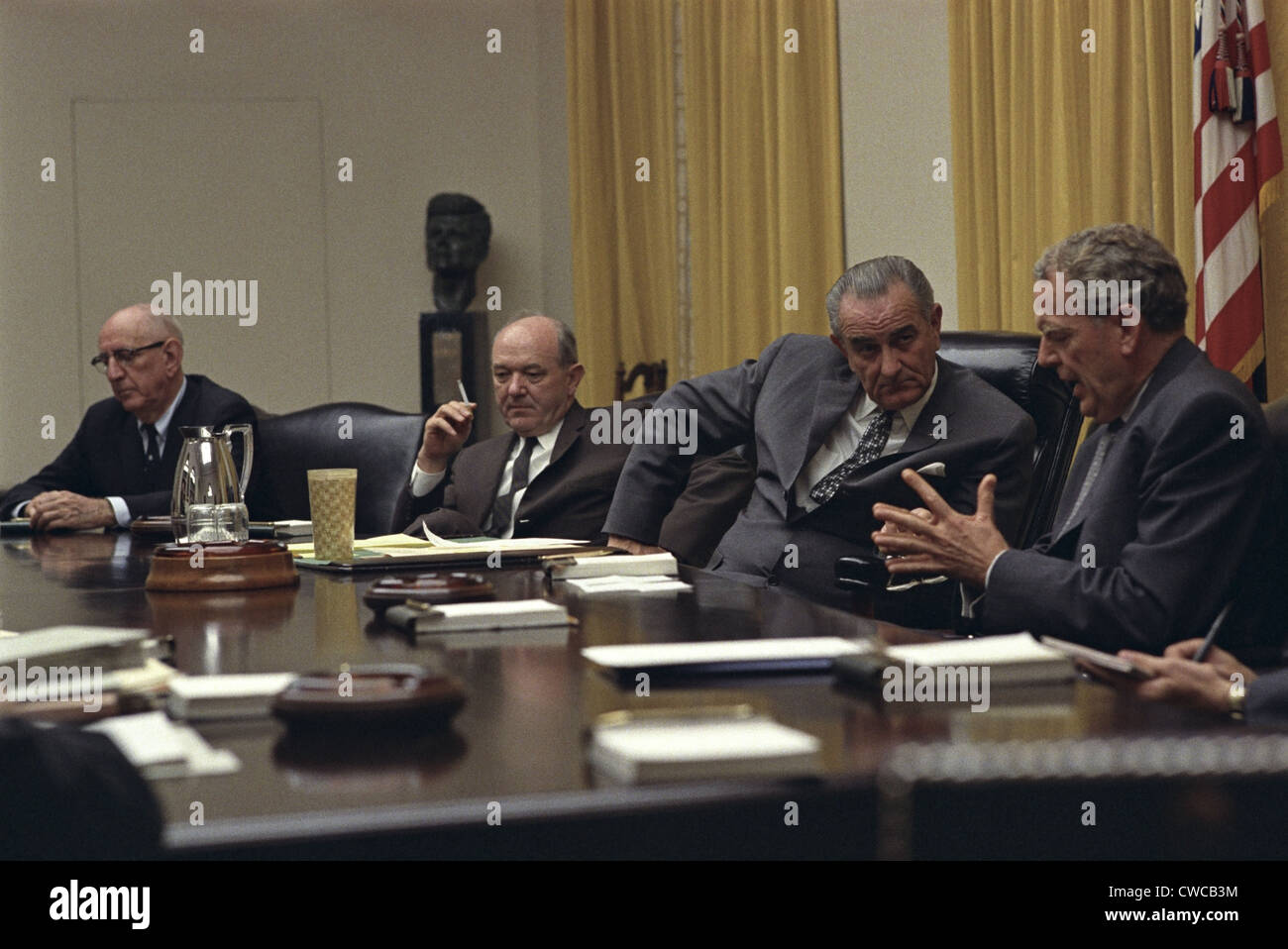 El senador Richard Russell, Dean Rusk, el Presidente Lyndon Johnson, y Clark Clifford en un liderazgo congresional bipartidista Foto de stock