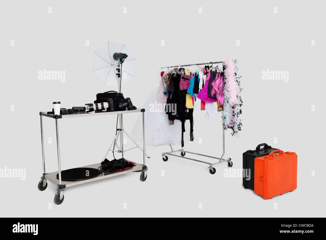 Perchero y reflector paraguas con maleta en studio Foto de stock